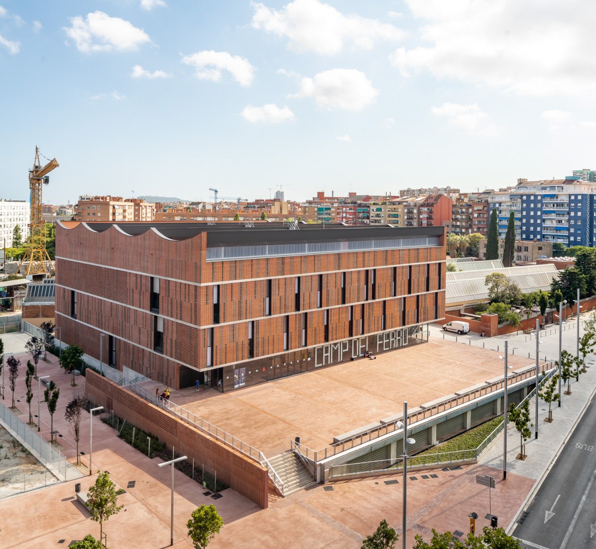 BIM建筑|红砖石外墙的半地下体育场 | CAMP DEL FERRO 体育中心 BIM建筑|红砖石外墙的半地下体育场 | CAMP DEL FERRO 体育中心