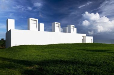 BIM建筑|波多黎各白色“烟囱”住宅:一半封闭,一半外向 / FUSTER + Architects-BIM建筑网