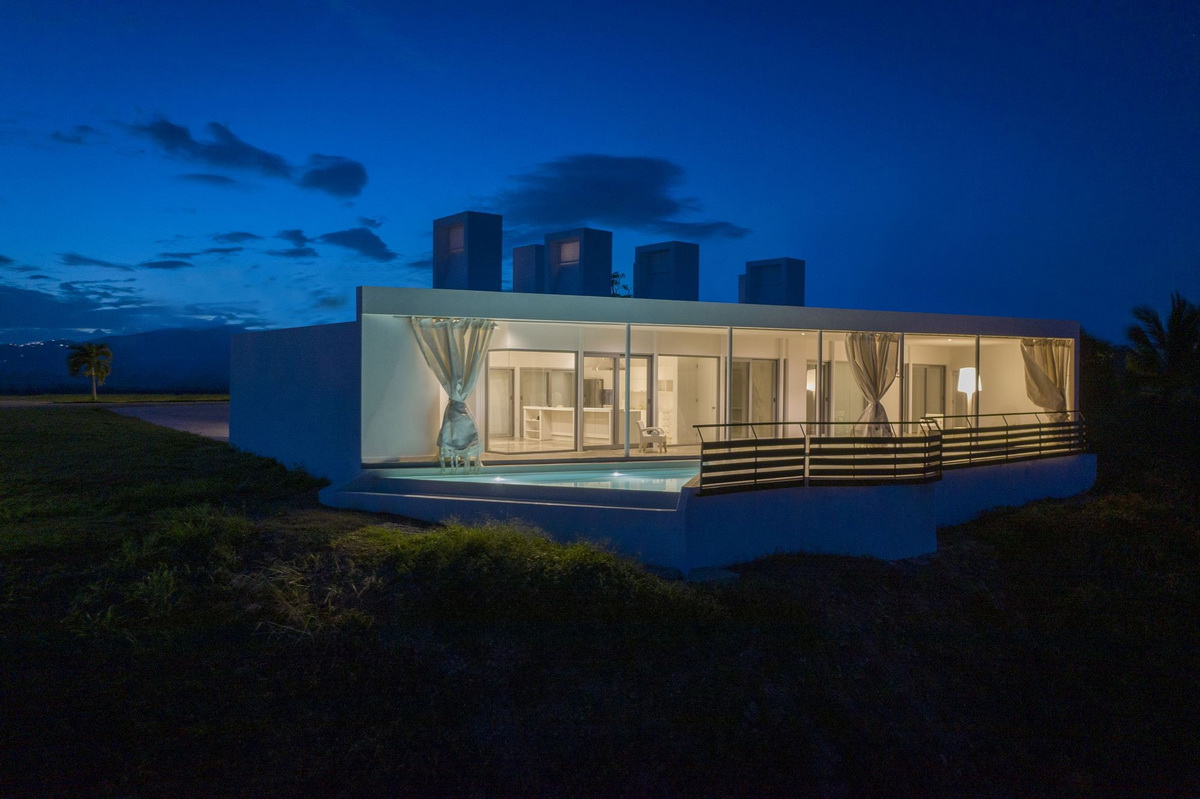 BIM建筑|波多黎各白色“烟囱”住宅:一半封闭,一半外向 / FUSTER + Architects BIM建筑|波多黎各白色“烟囱”住宅:一半封闭,一半外向 / FUSTER + Architects