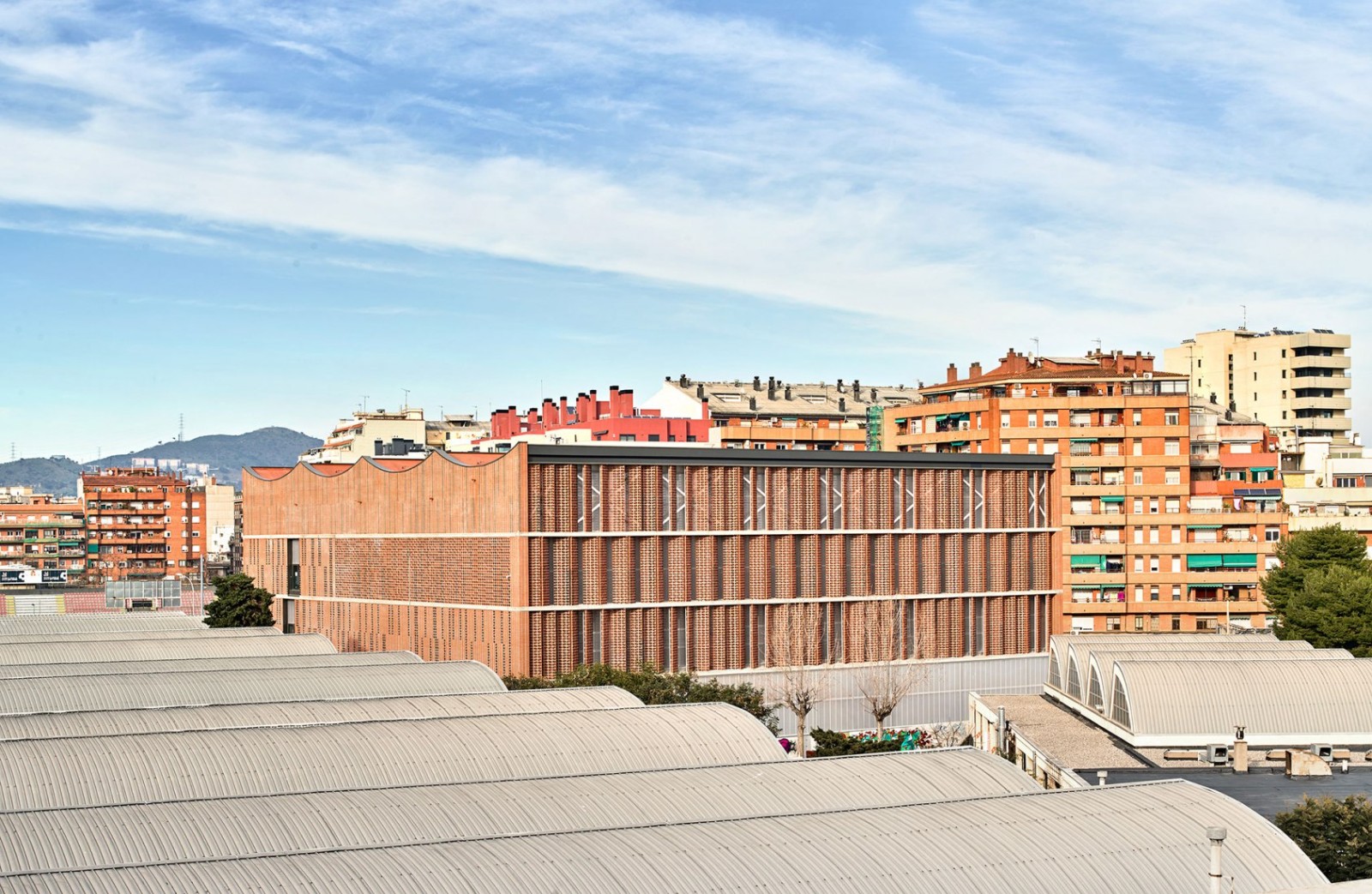 BIM建筑|红砖石外墙的半地下体育场 | CAMP DEL FERRO 体育中心 BIM建筑|红砖石外墙的半地下体育场 | CAMP DEL FERRO 体育中心
