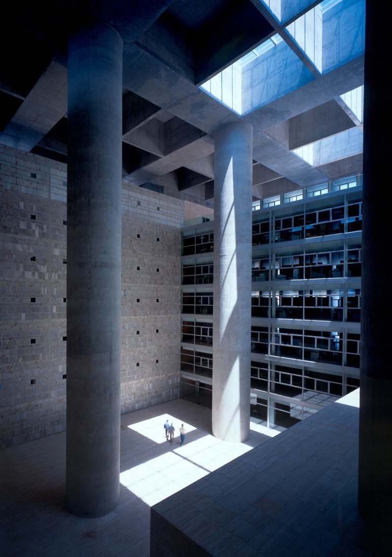 BIM建筑|经典项目:光与混凝土的故事 | 格拉纳达储蓄银行总部 BIM建筑|经典项目:光与混凝土的故事 | 格拉纳达储蓄银行总部