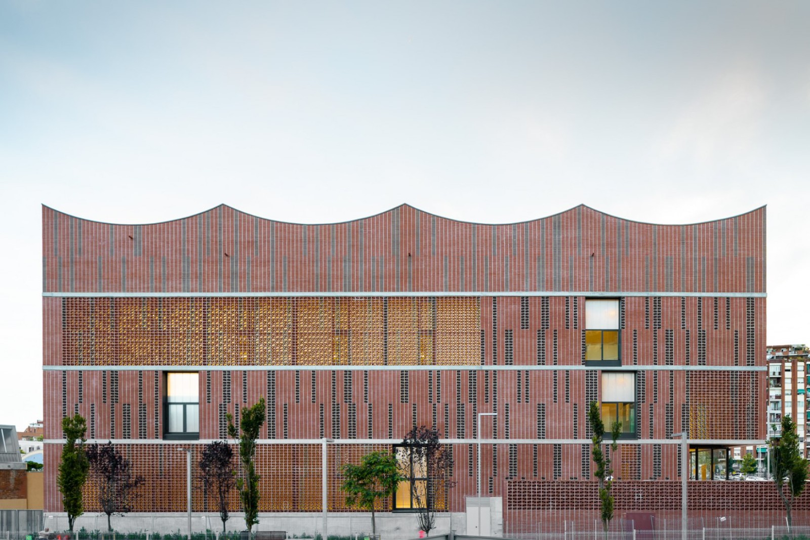 BIM建筑|红砖石外墙的半地下体育场 | CAMP DEL FERRO 体育中心 BIM建筑|红砖石外墙的半地下体育场 | CAMP DEL FERRO 体育中心