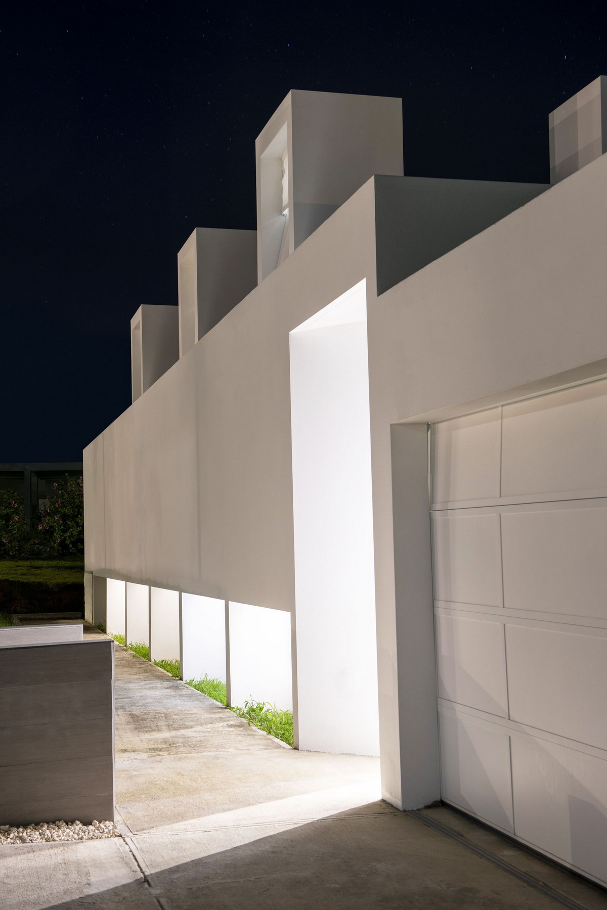 BIM建筑|波多黎各白色“烟囱”住宅:一半封闭,一半外向 / FUSTER + Architects BIM建筑|波多黎各白色“烟囱”住宅:一半封闭,一半外向 / FUSTER + Architects