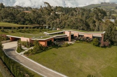 BIM建筑|OA+在哥伦比亚设计融入环境的“卡门屋”-BIM建筑网