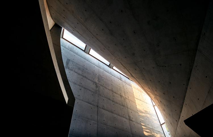 BIM建筑|落于林间的混凝土小教堂,静谧优雅而富有自然气息,葡萄牙 / Nicholas Burns BIM建筑|落于林间的混凝土小教堂,静谧优雅而富有自然气息,葡萄牙 / Nicholas Burns