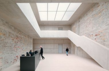 BIM建筑|奇珀菲尔德用“雕塑拆除法”将前修道院改造成办公室-BIM建筑网