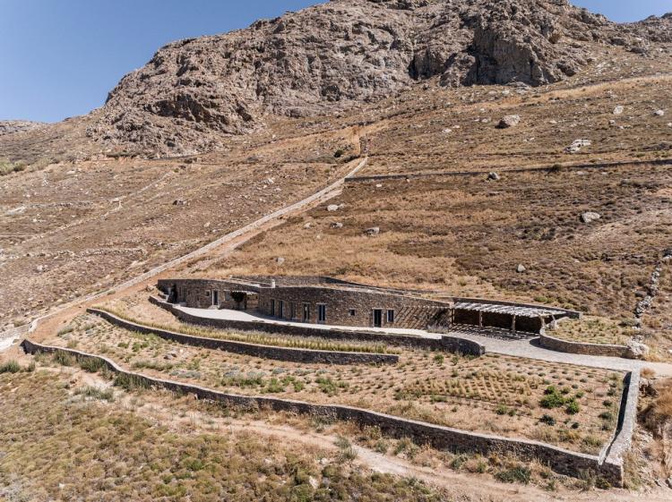 BIM建筑|隐藏在希腊塞里夫斯山地间的石墙小屋 建筑鉴赏 第1张-BIM建筑网 BIM建筑|隐藏在希腊塞里夫斯山地间的石墙小屋 建筑鉴赏 第1张