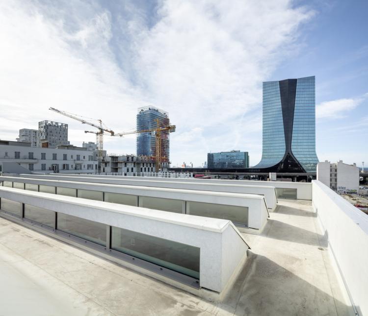 BIM建筑|马赛矿石小学‘Antoine de Ruffi“,雕塑般外表下隐藏温暖小舒适 建筑鉴赏 第9张-BIM建筑网 BIM建筑|马赛矿石小学‘Antoine de Ruffi“,雕塑般外表下隐藏温暖小舒适 建筑鉴赏 第9张
