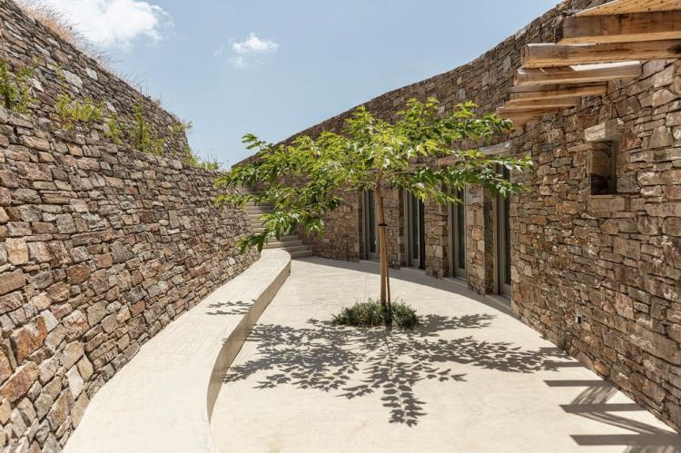 BIM建筑|隐藏在希腊塞里夫斯山地间的石墙小屋 建筑鉴赏 第9张-BIM建筑网 BIM建筑|隐藏在希腊塞里夫斯山地间的石墙小屋 建筑鉴赏 第9张