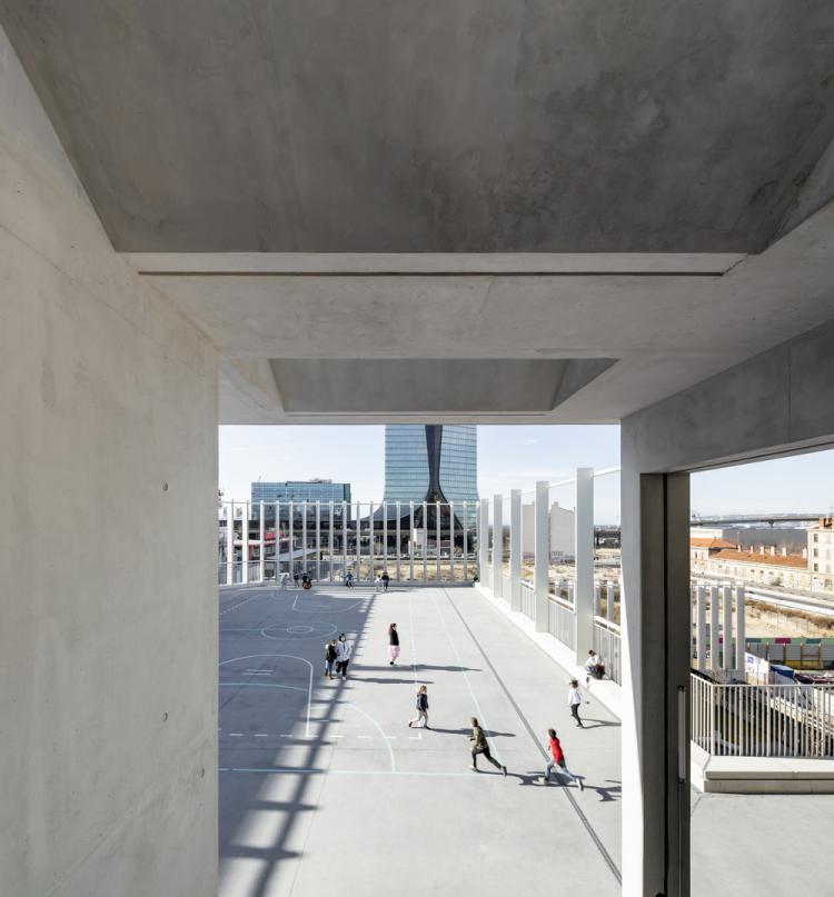 BIM建筑|马赛矿石小学‘Antoine de Ruffi“,雕塑般外表下隐藏温暖小舒适 建筑鉴赏 第17张-BIM建筑网 BIM建筑|马赛矿石小学‘Antoine de Ruffi“,雕塑般外表下隐藏温暖小舒适 建筑鉴赏 第17张