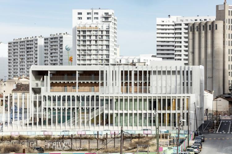BIM建筑|马赛矿石小学‘Antoine de Ruffi“,雕塑般外表下隐藏温暖小舒适 建筑鉴赏 第7张-BIM建筑网 BIM建筑|马赛矿石小学‘Antoine de Ruffi“,雕塑般外表下隐藏温暖小舒适 建筑鉴赏 第7张