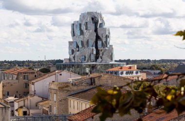 BIM建筑|Frank Gehry新作揭幕:不锈钢包层的新地标-BIM建筑网