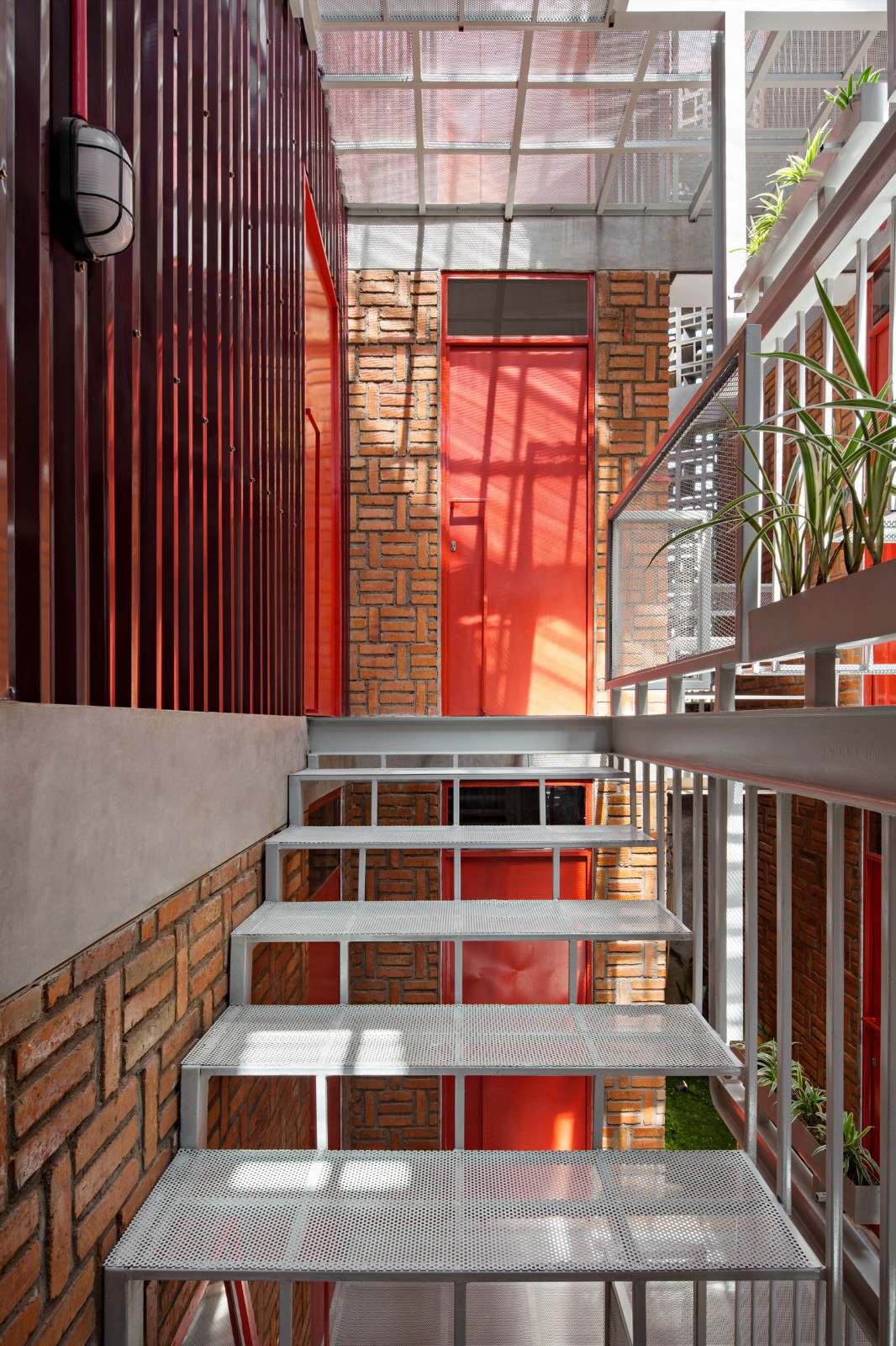BIM建筑|\'逐步堆叠‘ 红区寄宿公寓 / Ismail Solehudin Architecture BIM建筑|\'逐步堆叠‘ 红区寄宿公寓 / Ismail Solehudin Architecture