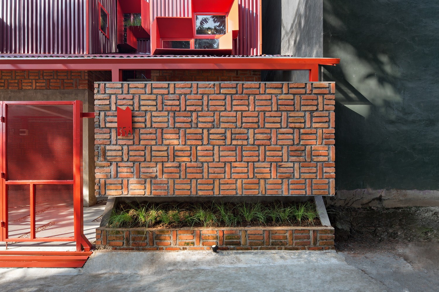 BIM建筑|\'逐步堆叠‘ 红区寄宿公寓 / Ismail Solehudin Architecture BIM建筑|\'逐步堆叠‘ 红区寄宿公寓 / Ismail Solehudin Architecture