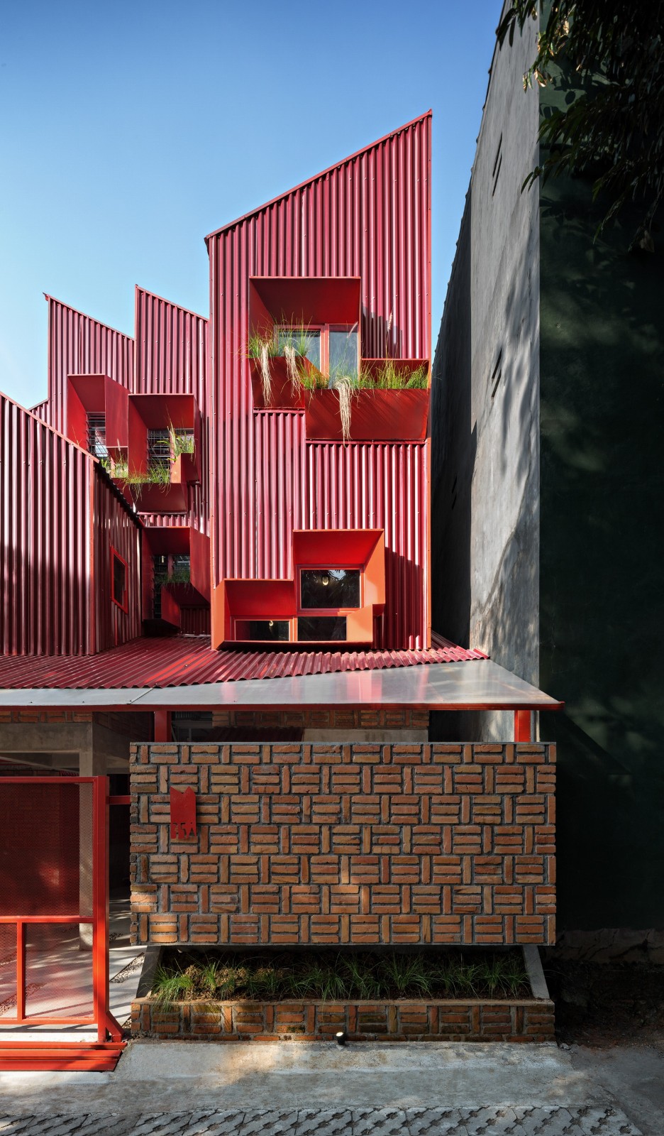 BIM建筑|\'逐步堆叠‘ 红区寄宿公寓 / Ismail Solehudin Architecture BIM建筑|\'逐步堆叠‘ 红区寄宿公寓 / Ismail Solehudin Architecture