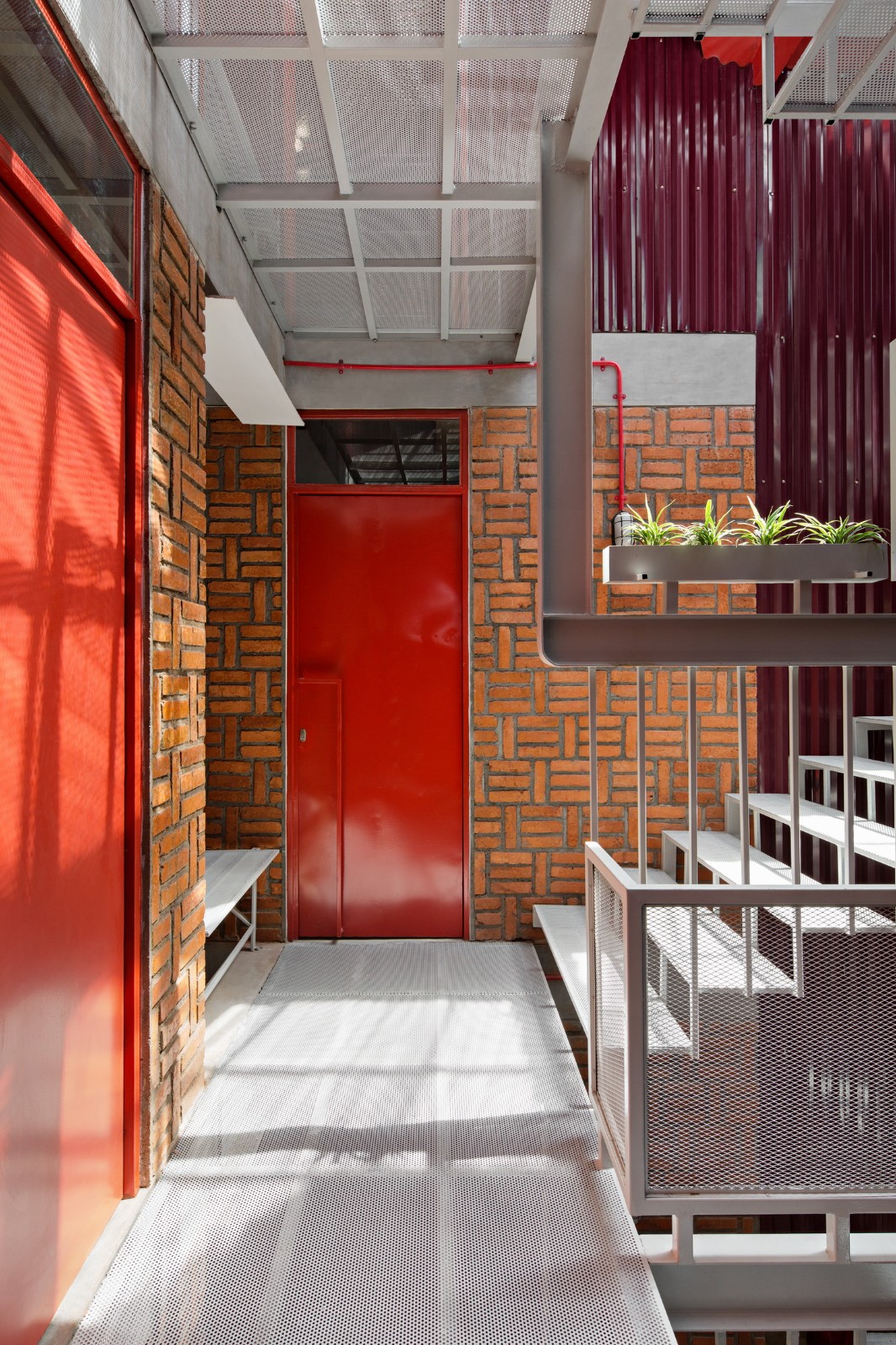 BIM建筑|\'逐步堆叠‘ 红区寄宿公寓 / Ismail Solehudin Architecture BIM建筑|\'逐步堆叠‘ 红区寄宿公寓 / Ismail Solehudin Architecture