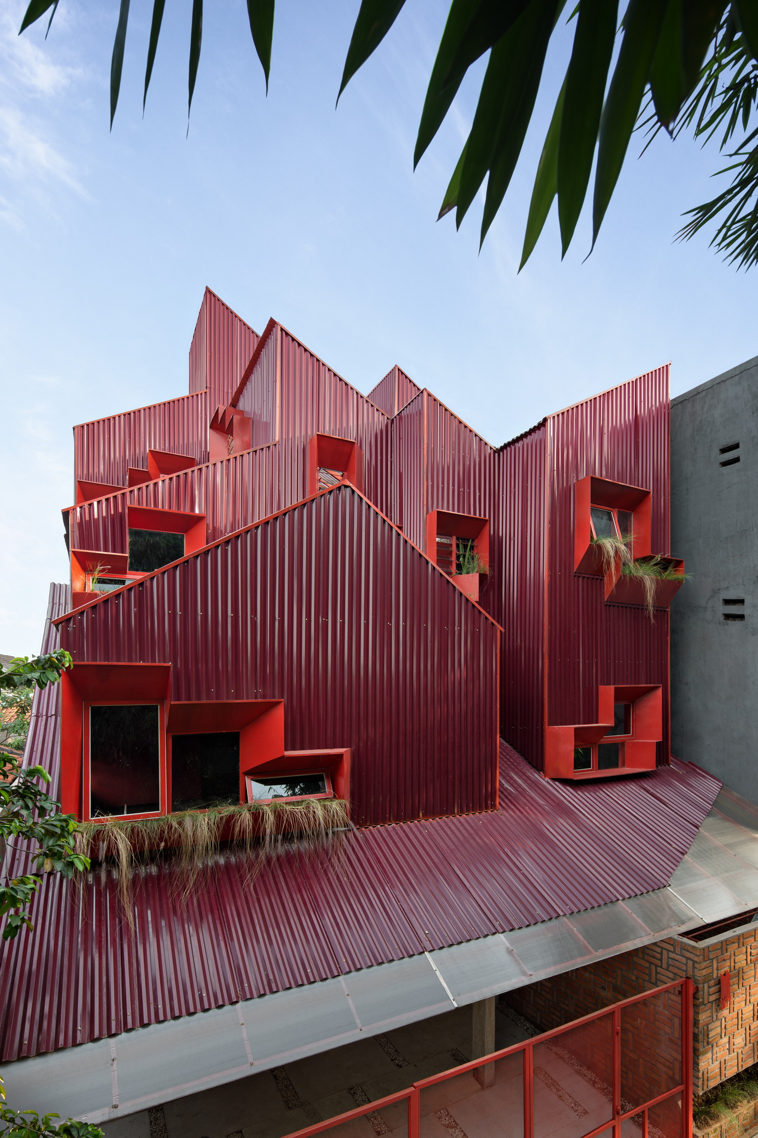 BIM建筑|\'逐步堆叠‘ 红区寄宿公寓 / Ismail Solehudin Architecture BIM建筑|\'逐步堆叠‘ 红区寄宿公寓 / Ismail Solehudin Architecture