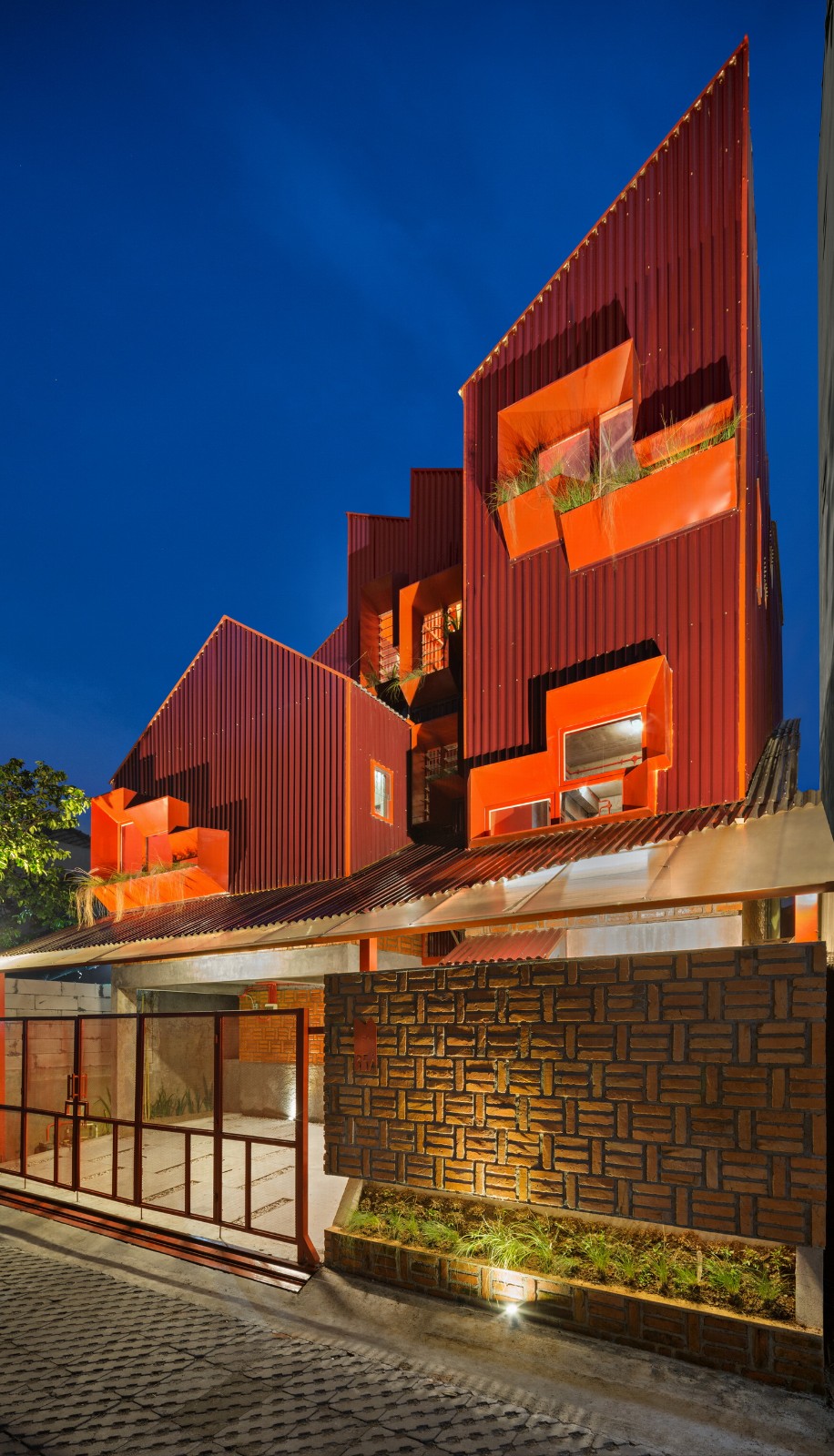 BIM建筑|\'逐步堆叠‘ 红区寄宿公寓 / Ismail Solehudin Architecture BIM建筑|\'逐步堆叠‘ 红区寄宿公寓 / Ismail Solehudin Architecture