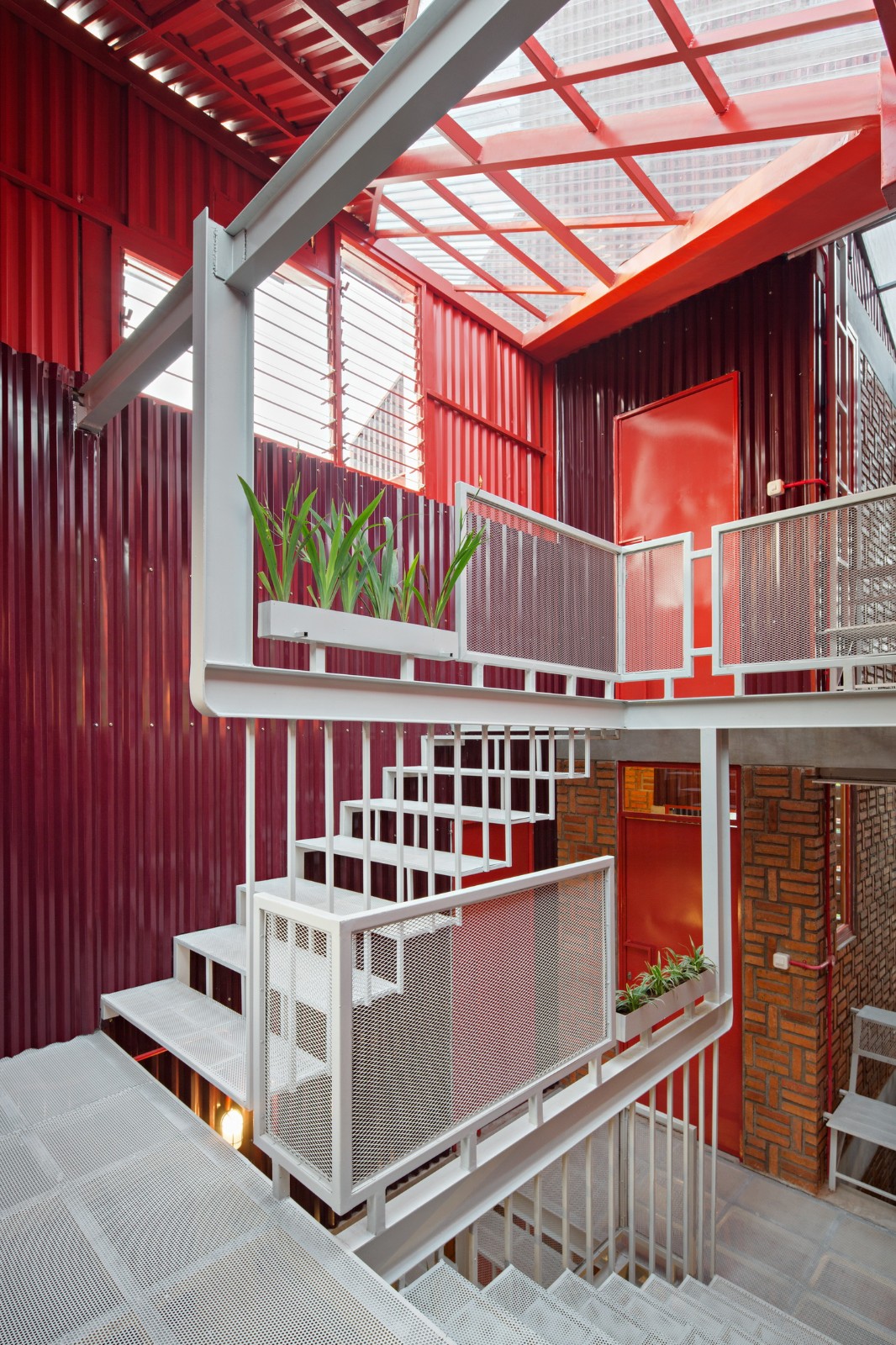 BIM建筑|\'逐步堆叠‘ 红区寄宿公寓 / Ismail Solehudin Architecture BIM建筑|\'逐步堆叠‘ 红区寄宿公寓 / Ismail Solehudin Architecture