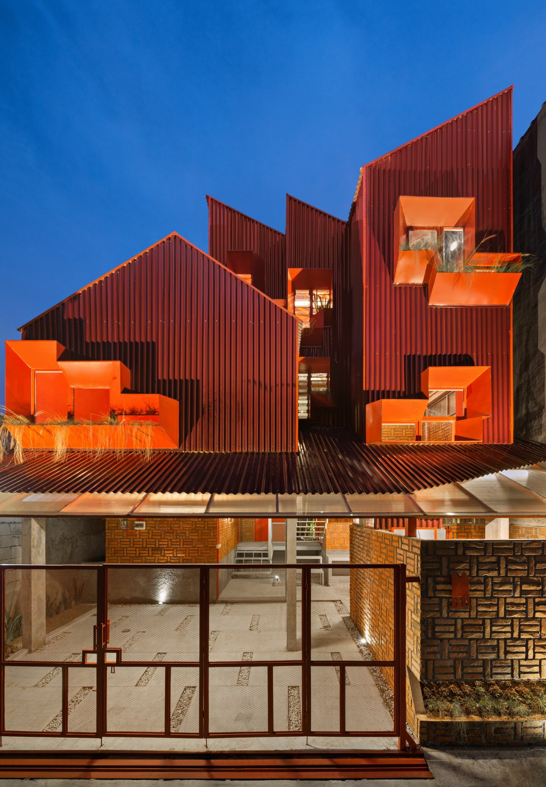 BIM建筑|\'逐步堆叠‘ 红区寄宿公寓 / Ismail Solehudin Architecture BIM建筑|\'逐步堆叠‘ 红区寄宿公寓 / Ismail Solehudin Architecture