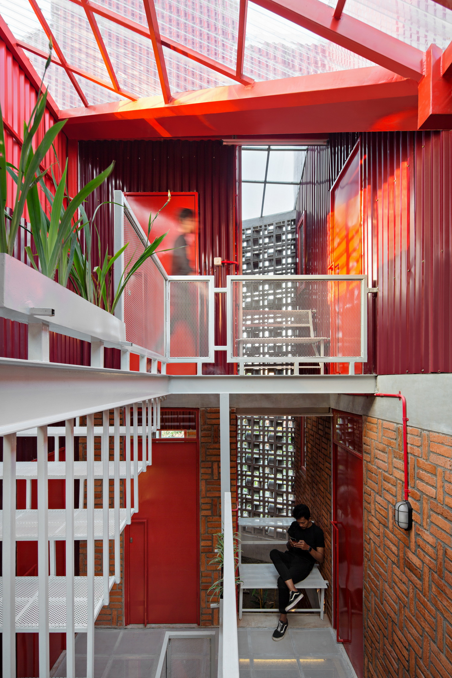BIM建筑|\'逐步堆叠‘ 红区寄宿公寓 / Ismail Solehudin Architecture BIM建筑|\'逐步堆叠‘ 红区寄宿公寓 / Ismail Solehudin Architecture