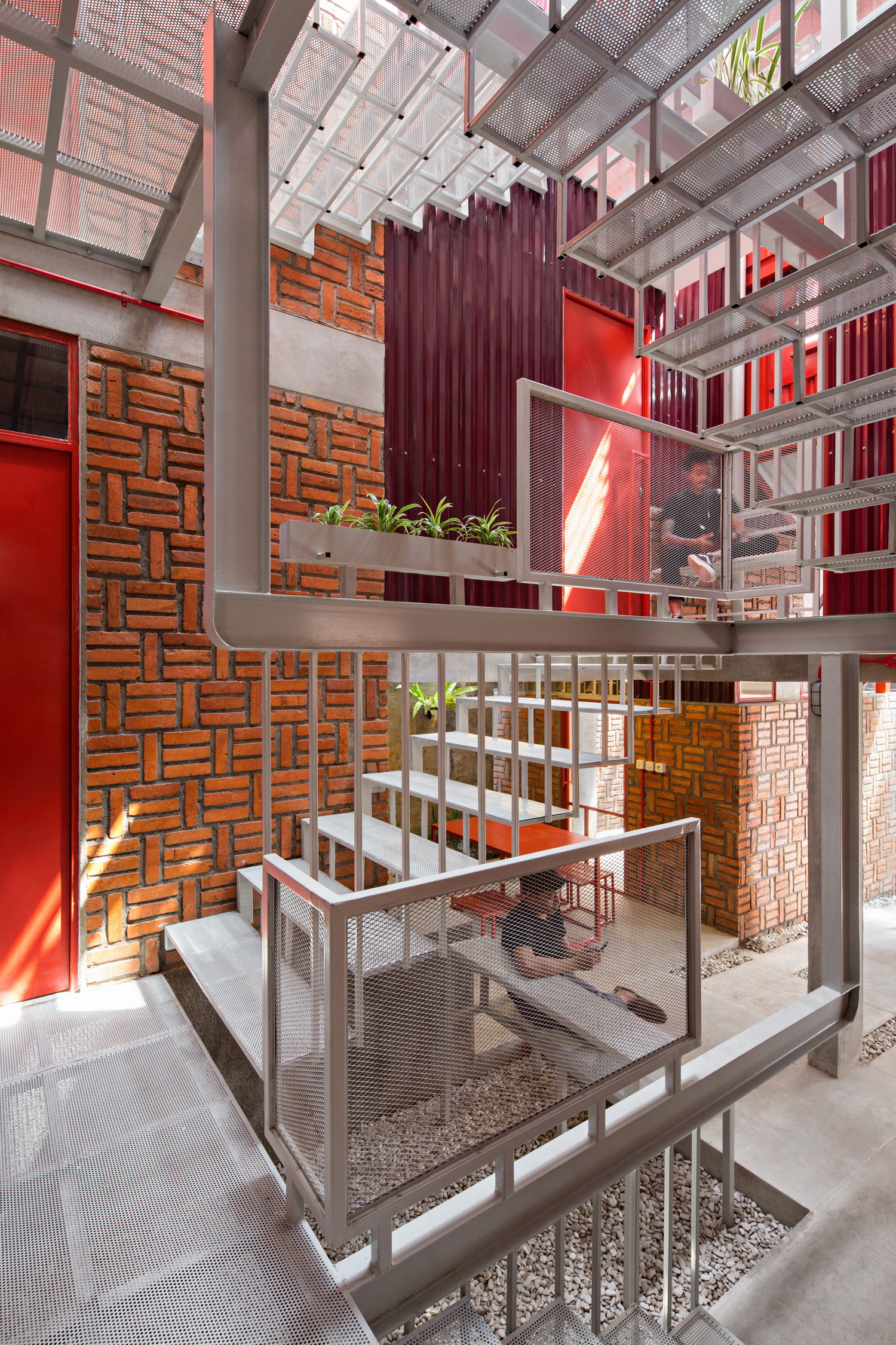 BIM建筑|\'逐步堆叠‘ 红区寄宿公寓 / Ismail Solehudin Architecture BIM建筑|\'逐步堆叠‘ 红区寄宿公寓 / Ismail Solehudin Architecture