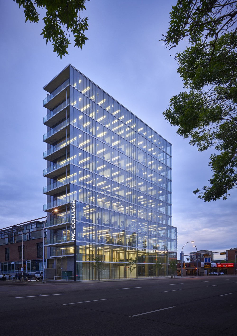 BIM建筑|Edge办公楼,太阳能板铺满立面 / Dub Architects BIM建筑|Edge办公楼,太阳能板铺满立面 / Dub Architects