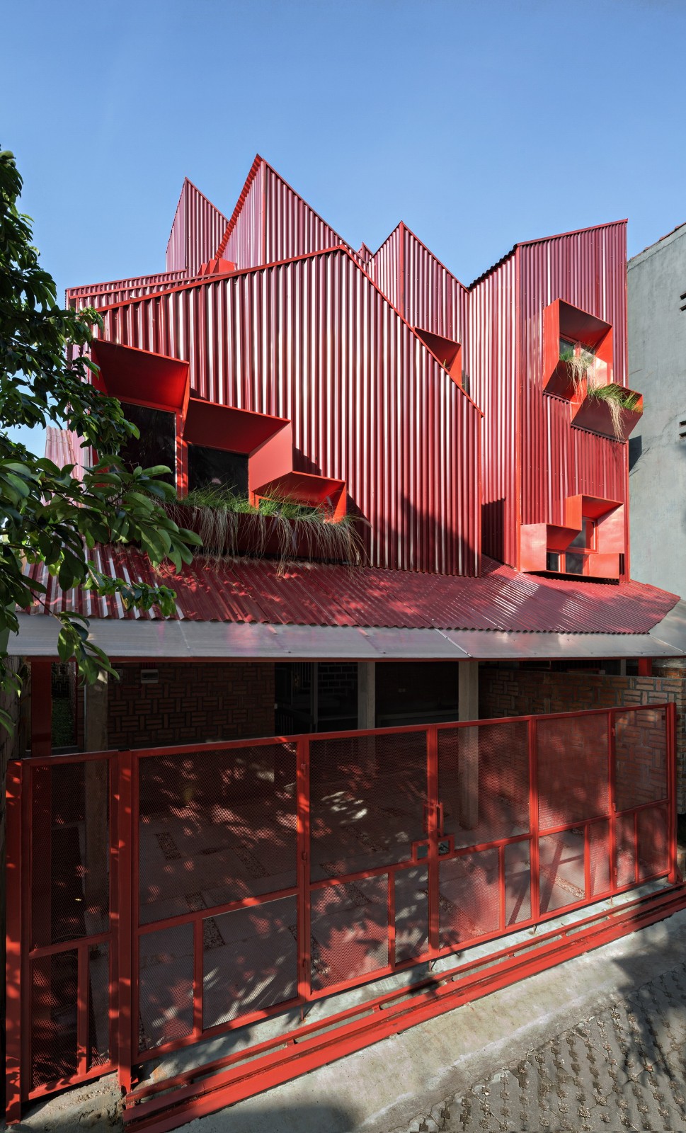 BIM建筑|\'逐步堆叠‘ 红区寄宿公寓 / Ismail Solehudin Architecture BIM建筑|\'逐步堆叠‘ 红区寄宿公寓 / Ismail Solehudin Architecture