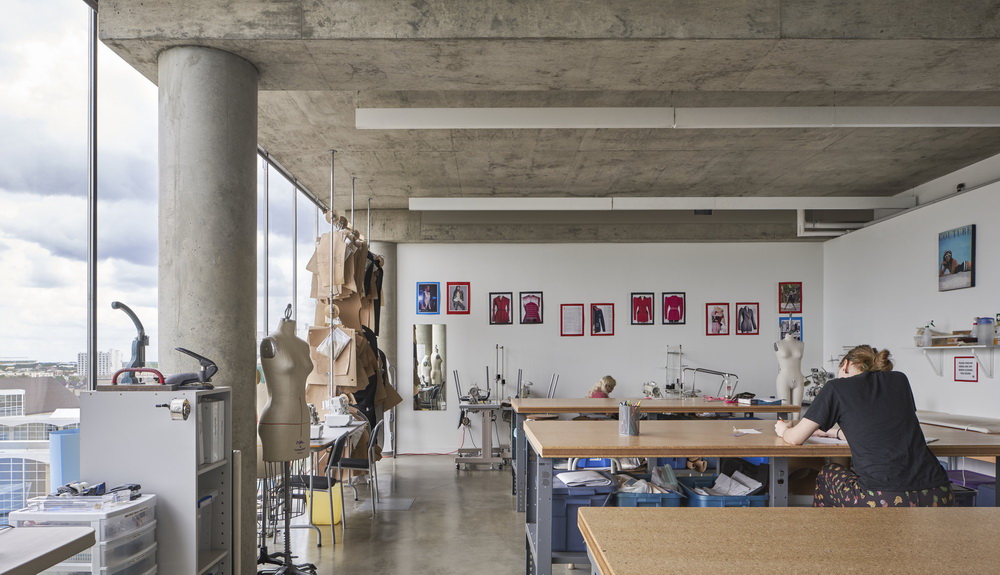 BIM建筑|Edge办公楼,太阳能板铺满立面 / Dub Architects BIM建筑|Edge办公楼,太阳能板铺满立面 / Dub Architects