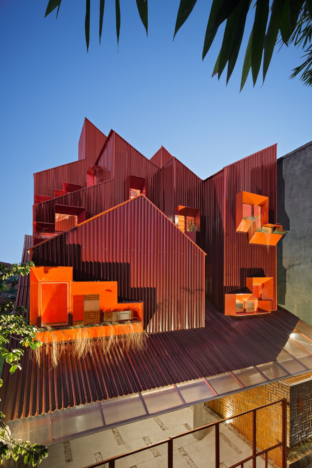 BIM建筑|\'逐步堆叠‘ 红区寄宿公寓 / Ismail Solehudin Architecture BIM建筑|\'逐步堆叠‘ 红区寄宿公寓 / Ismail Solehudin Architecture