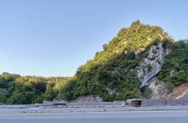 BIM建筑|隐蔽式建构,宗古尔达克洞穴游客中心 / Yalin Architectural Design-BIM建筑网