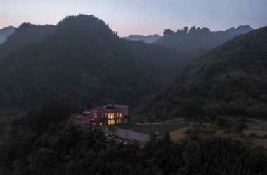 BIM建筑|高山流水 松林里的红色石屋 / 素建筑设计事务所-BIM建筑网