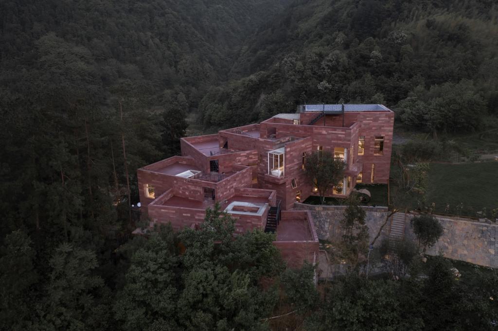 BIM建筑|高山流水 松林里的红色石屋 / 素建筑设计事务所 BIM建筑|高山流水 松林里的红色石屋 / 素建筑设计事务所