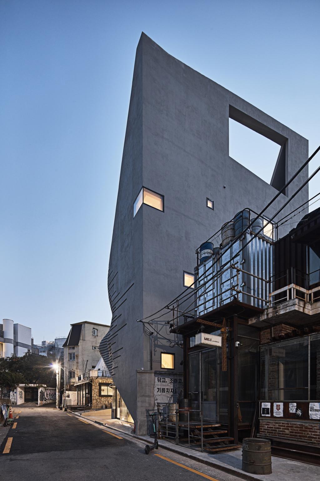 BIM建筑|斜棱锥形混凝土建筑,Areuke 水疗中心 / Chiasmus Partners BIM建筑|斜棱锥形混凝土建筑,Areuke 水疗中心 / Chiasmus Partners