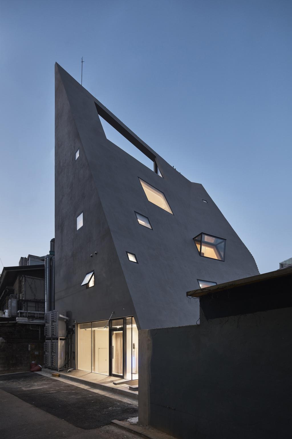 BIM建筑|斜棱锥形混凝土建筑,Areuke 水疗中心 / Chiasmus Partners BIM建筑|斜棱锥形混凝土建筑,Areuke 水疗中心 / Chiasmus Partners