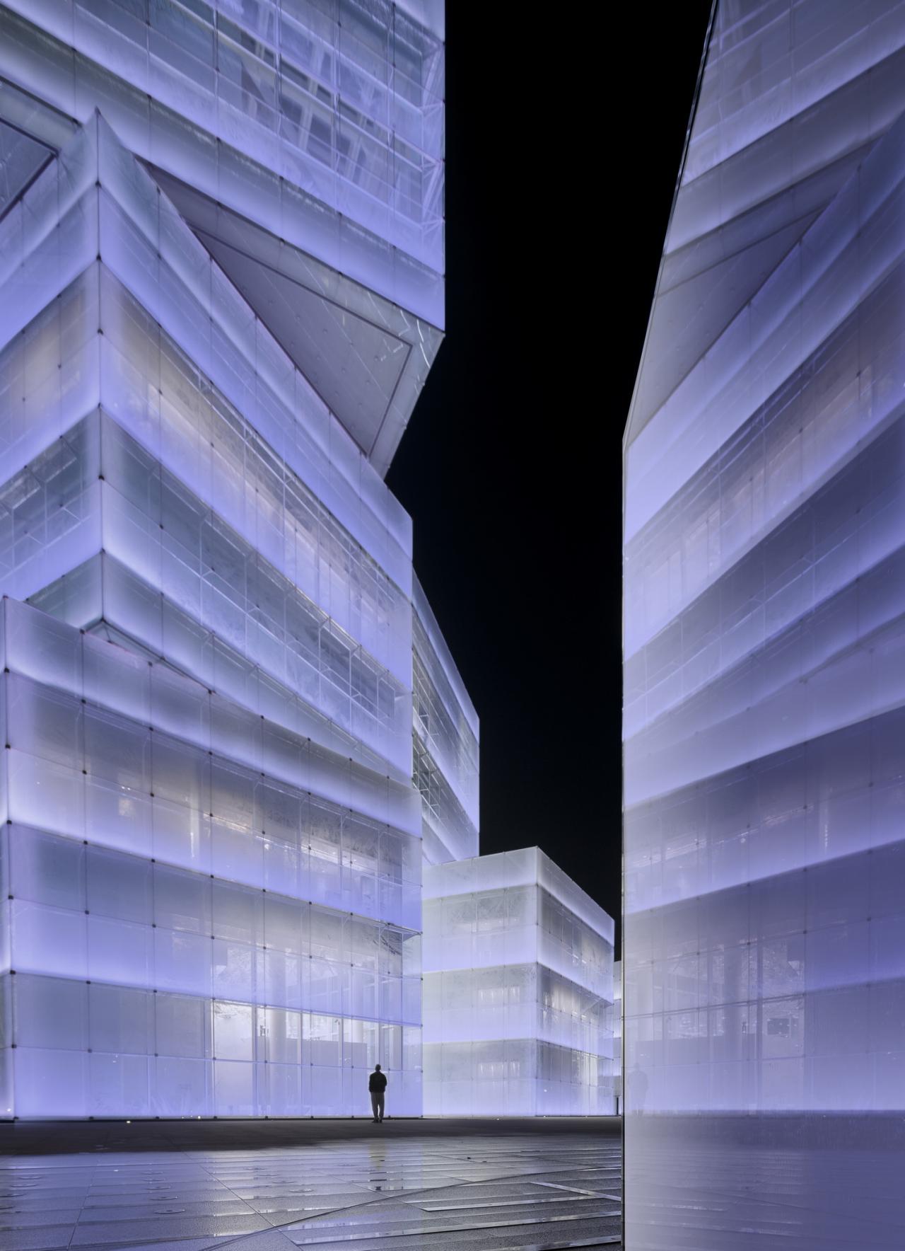 BIM建筑|中原融创文旅城:魔法光影和大冰块的梦幻奇遇 / PROL光石 BIM建筑|中原融创文旅城:魔法光影和大冰块的梦幻奇遇 / PROL光石