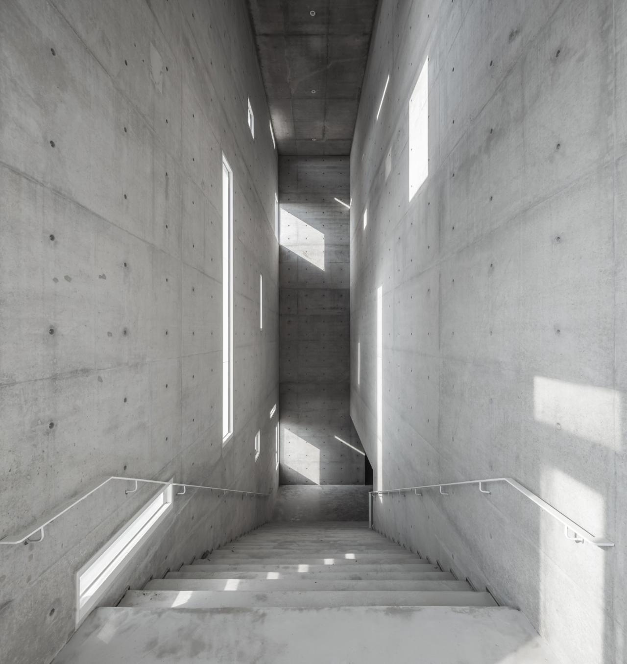 BIM建筑|垂直教堂,淡江教堂 / Behet Bondzio Lin Architekten BIM建筑|垂直教堂,淡江教堂 / Behet Bondzio Lin Architekten