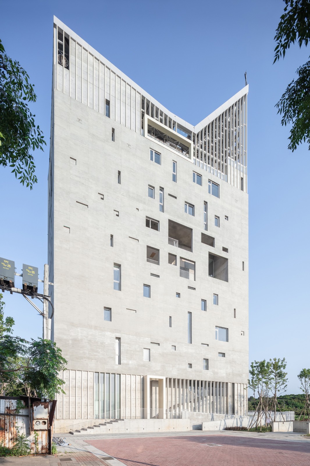 BIM建筑|垂直教堂,淡江教堂 / Behet Bondzio Lin Architekten BIM建筑|垂直教堂,淡江教堂 / Behet Bondzio Lin Architekten