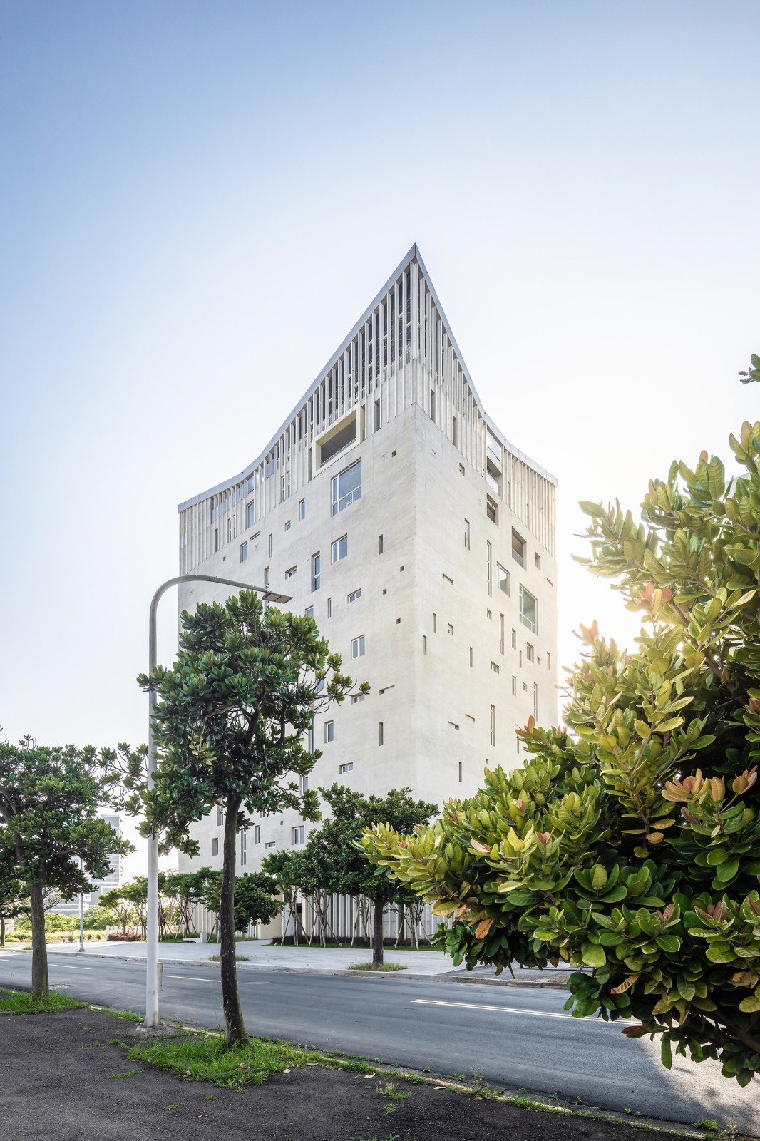 BIM建筑|垂直教堂,淡江教堂 / Behet Bondzio Lin Architekten BIM建筑|垂直教堂,淡江教堂 / Behet Bondzio Lin Architekten