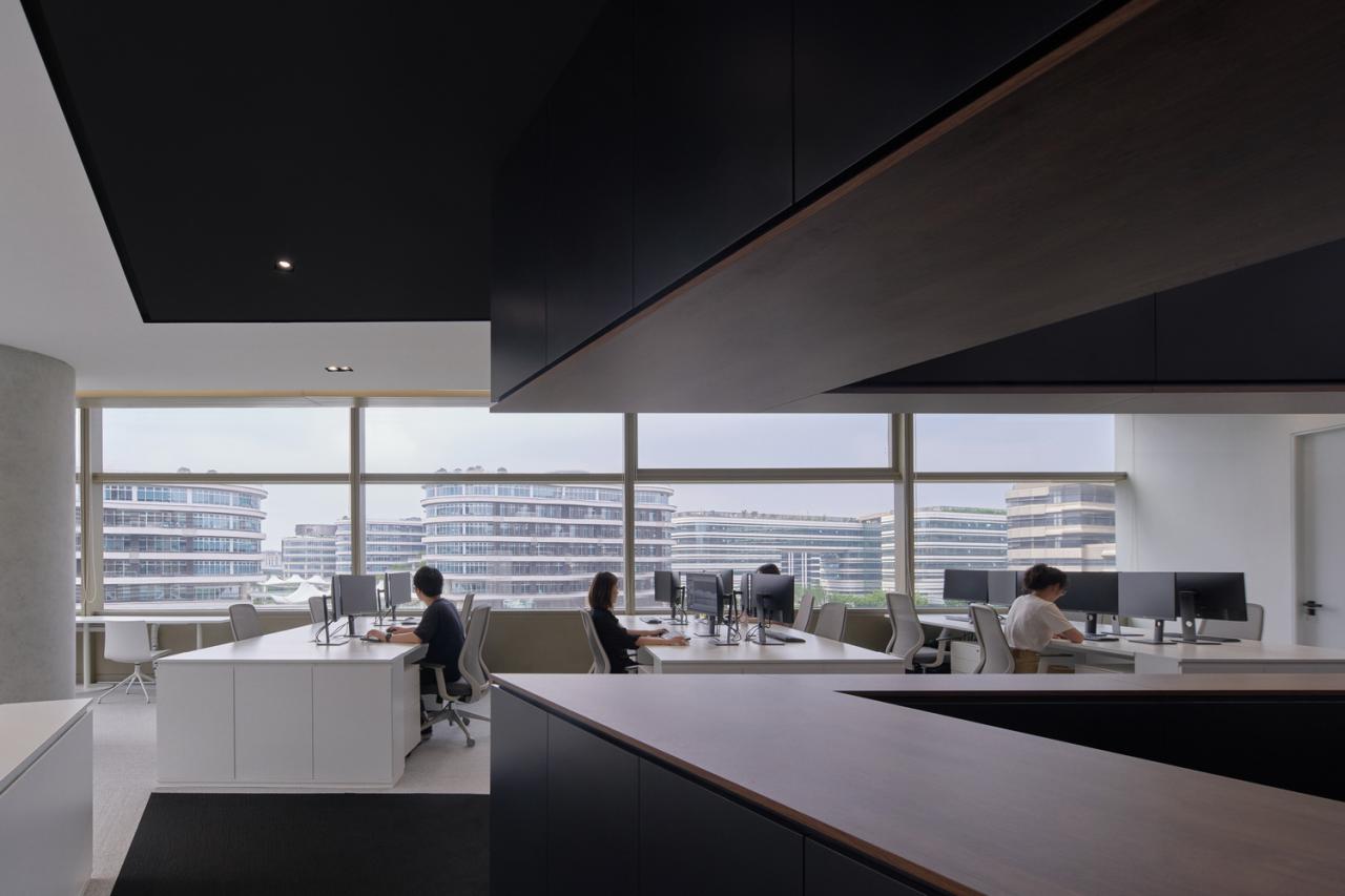 BIM建筑|设计师办公室: 黑白容器 / line+建筑事务所 BIM建筑|设计师办公室: 黑白容器 / line+建筑事务所
