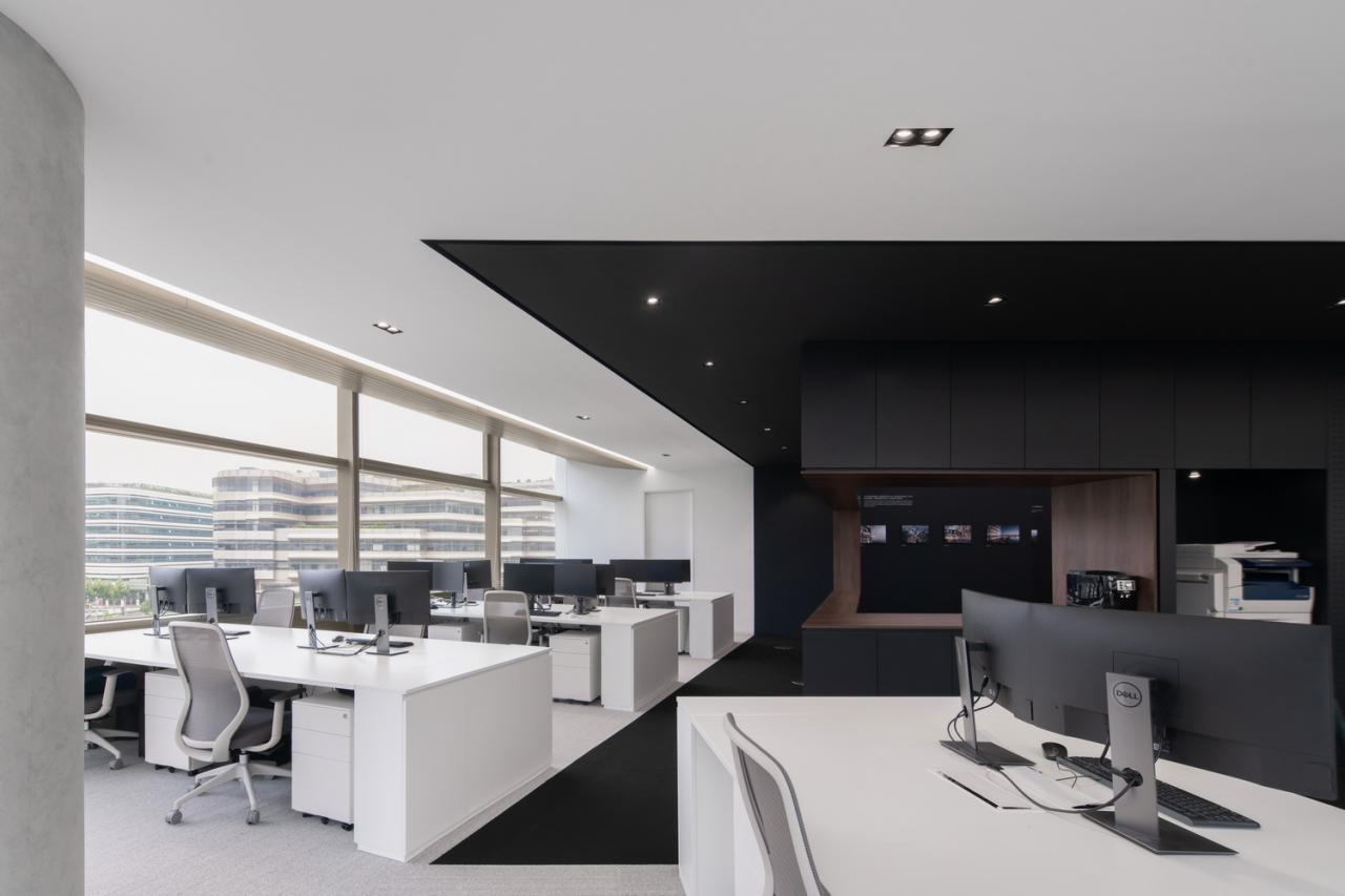BIM建筑|设计师办公室: 黑白容器 / line+建筑事务所 BIM建筑|设计师办公室: 黑白容器 / line+建筑事务所