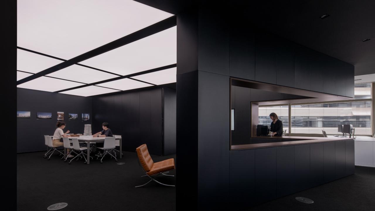 BIM建筑|设计师办公室: 黑白容器 / line+建筑事务所 BIM建筑|设计师办公室: 黑白容器 / line+建筑事务所