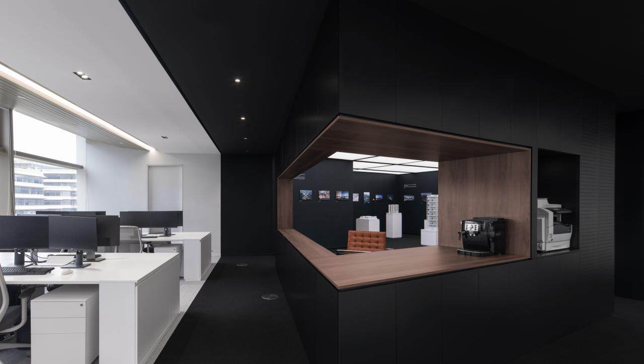 BIM建筑|设计师办公室: 黑白容器 / line+建筑事务所 BIM建筑|设计师办公室: 黑白容器 / line+建筑事务所