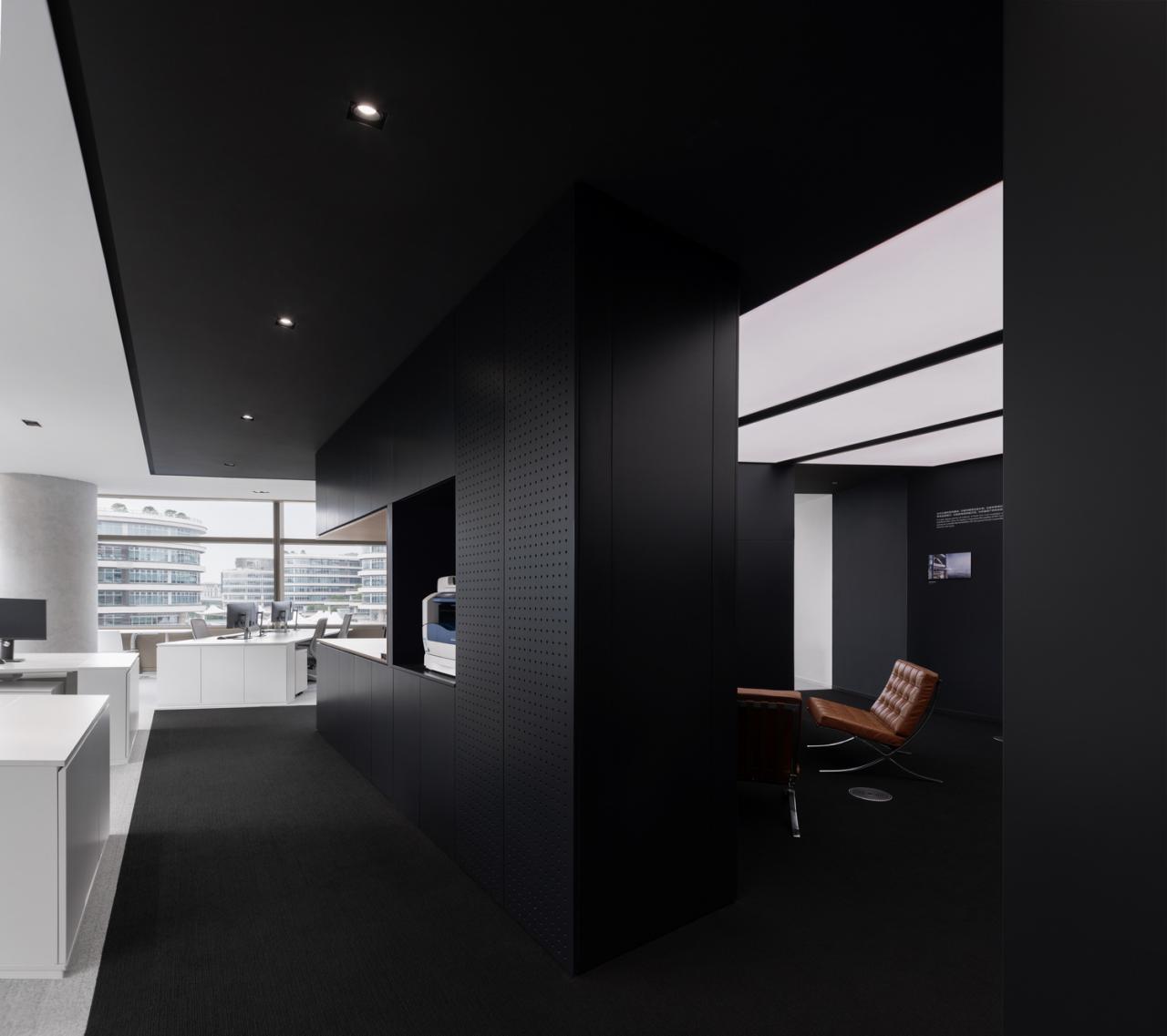 BIM建筑|设计师办公室: 黑白容器 / line+建筑事务所 BIM建筑|设计师办公室: 黑白容器 / line+建筑事务所