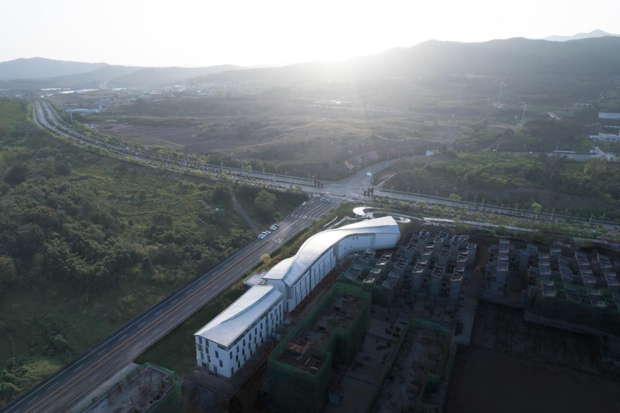 BIM建筑|丝带萦绕于山林间的遐想-昆明华侨城 ▪ 滇中乐活城社区中心 / 成执设计 BIM建筑|丝带萦绕于山林间的遐想-昆明华侨城 ▪ 滇中乐活城社区中心 / 成执设计