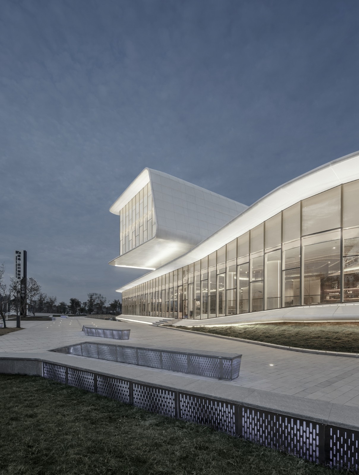 BIM建筑|反重力生长的有机体—洪湖·新滩展示中心 / UA尤安设计 BIM建筑|反重力生长的有机体—洪湖·新滩展示中心 / UA尤安设计