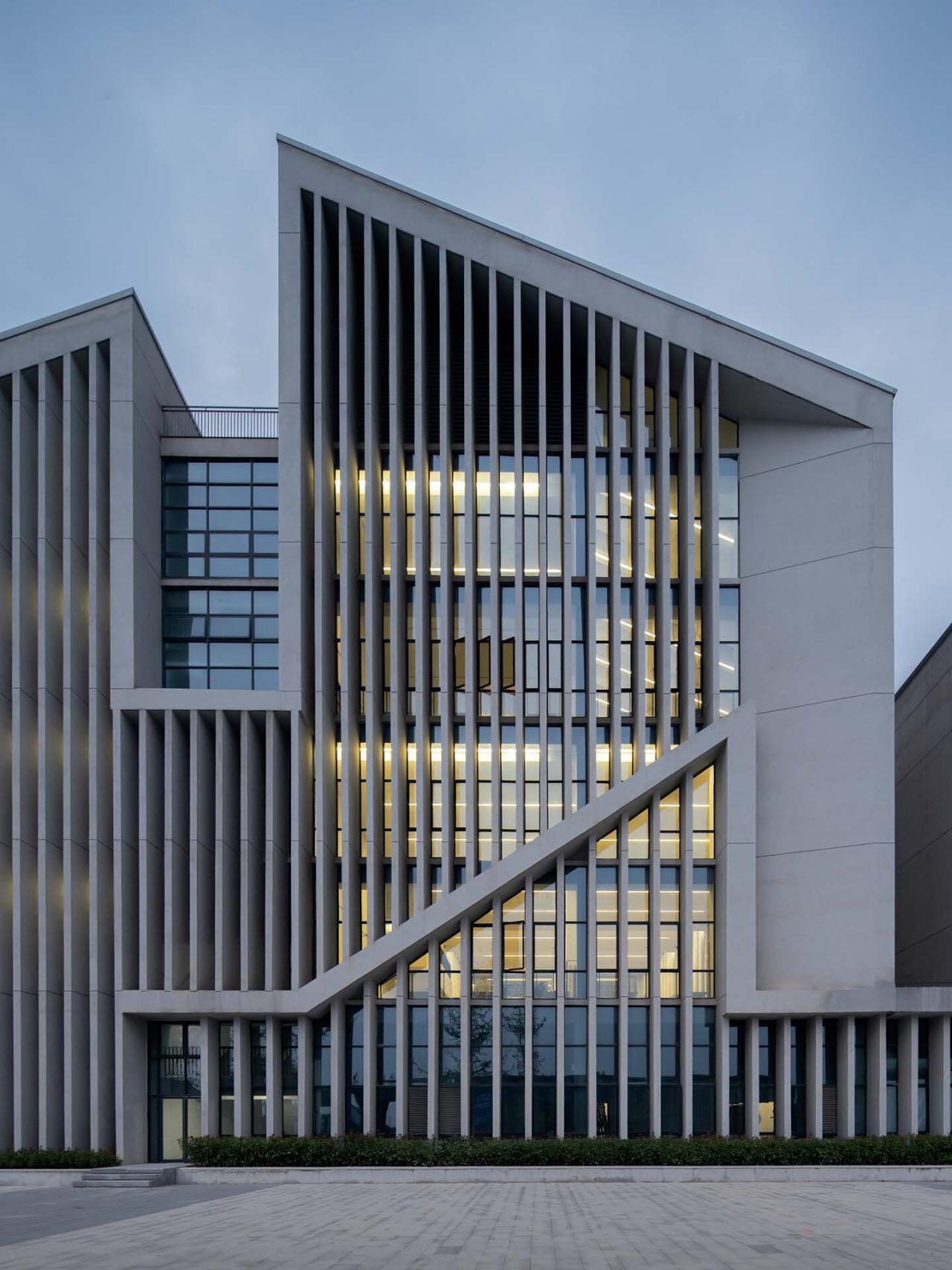 BIM建筑|江西建设职业技术学院图文信息综合楼 / 华南理工大学建筑设计研究院有限公司 陶郅工作室 BIM建筑|江西建设职业技术学院图文信息综合楼 / 华南理工大学建筑设计研究院有限公司 陶郅工作室