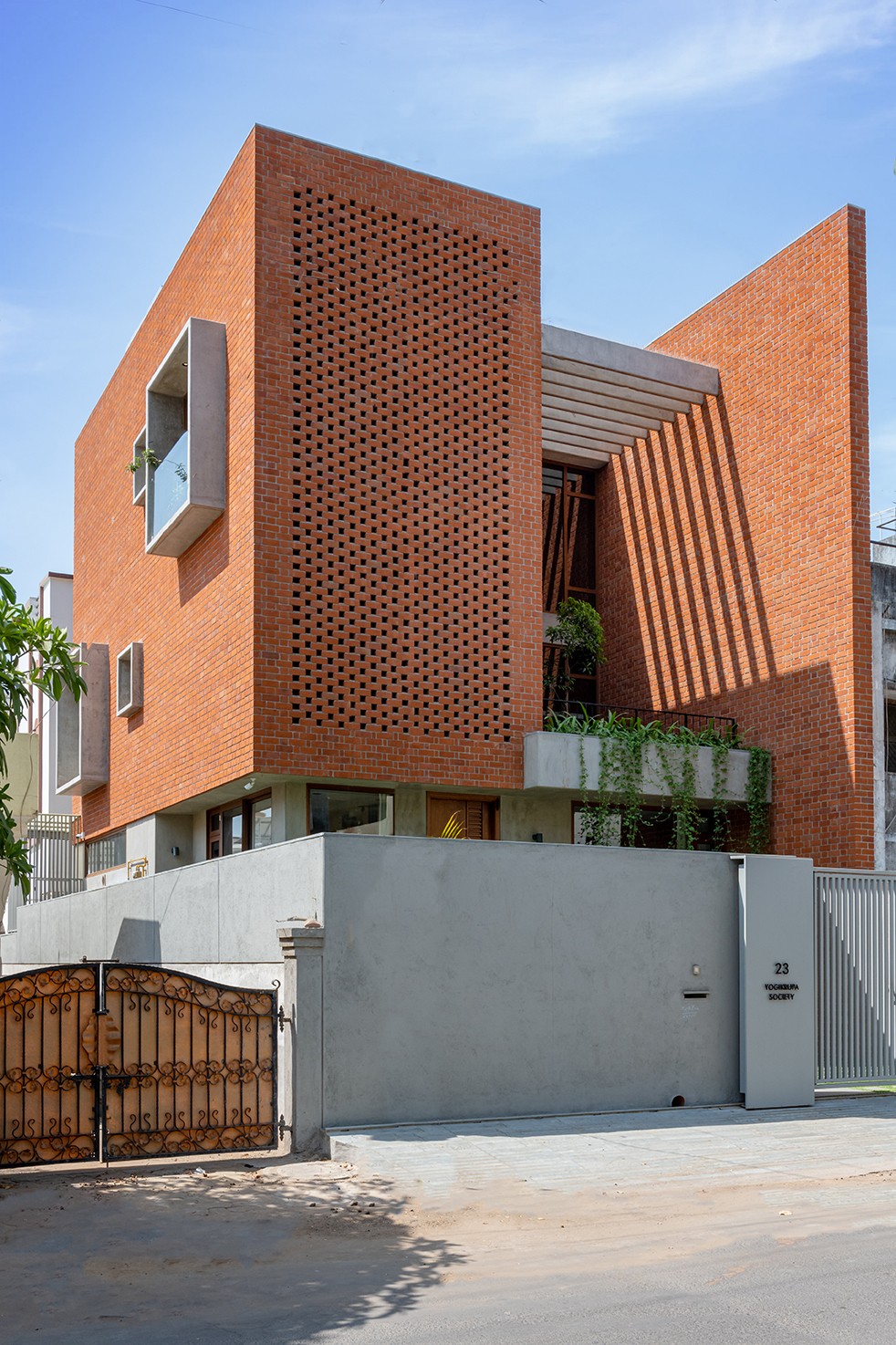 BIM建筑|漂浮庭院住宅 / TRAANSPACE BIM建筑|漂浮庭院住宅 / TRAANSPACE