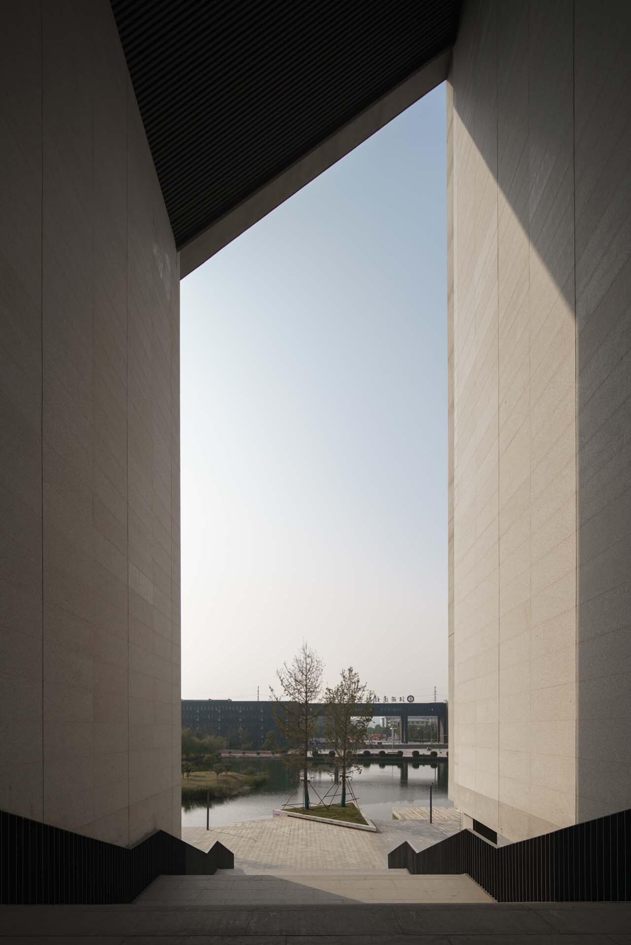 BIM建筑|江西建设职业技术学院图文信息综合楼 / 华南理工大学建筑设计研究院有限公司 陶郅工作室 BIM建筑|江西建设职业技术学院图文信息综合楼 / 华南理工大学建筑设计研究院有限公司 陶郅工作室