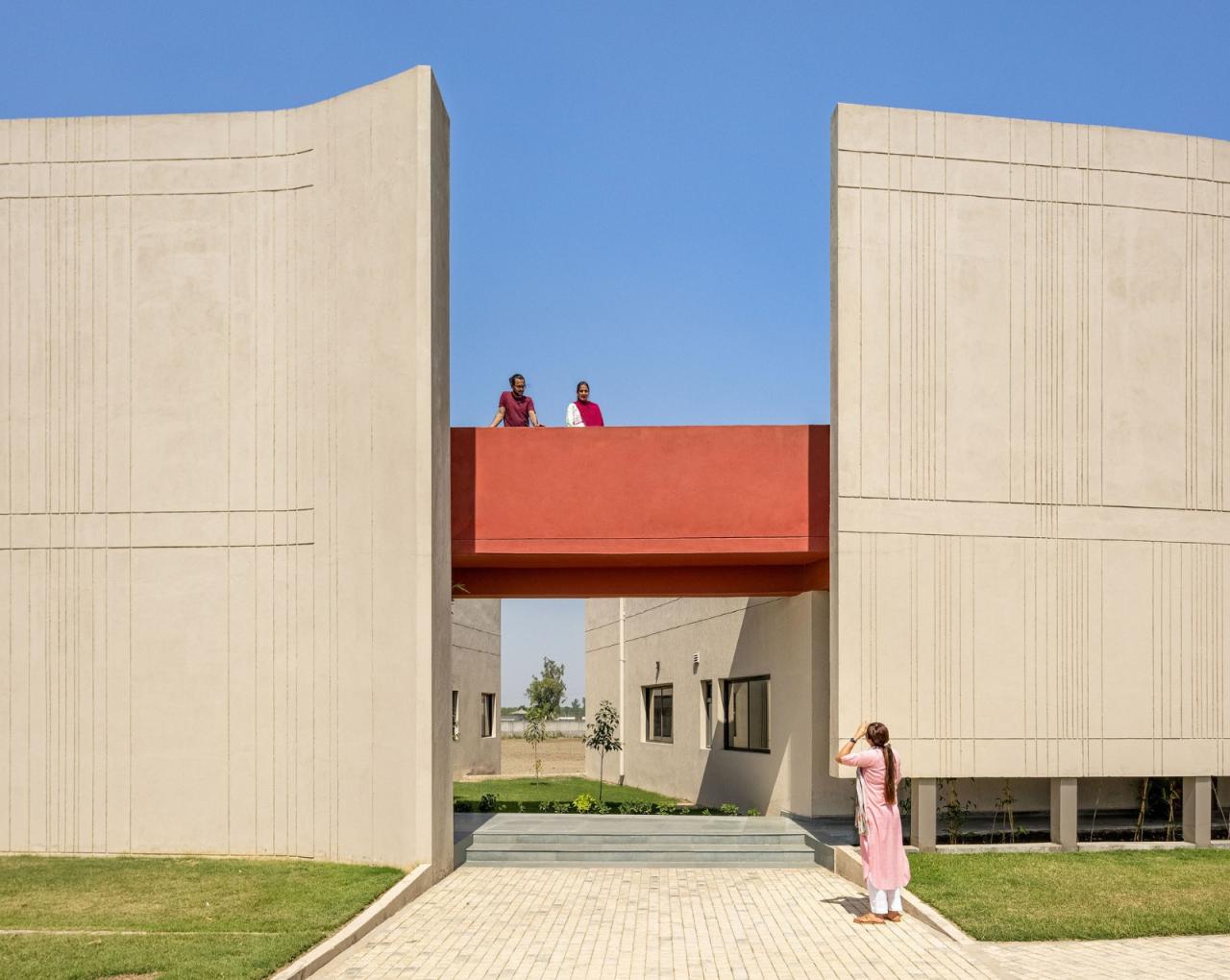 BIM建筑|立起围墙的校园 / Kamat & Rozario Architecture BIM建筑|立起围墙的校园 / Kamat & Rozario Architecture